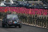 Komandan Korps Marinir (Dankormar) Mayor Jenderal TNI (Mar) Suhartono (kedua kiri) menginspeksi pasukan saat upacara serah terima jabatan Komandan Pasmar 2 dan Komandan Kolatmar di Bhumi Marinir Karangpilang, Surabaya, Jawa Timur, Jumat (15/2/2019). Brigadir Jenderal TNI (Mar) Ipung Purwadi resmi menjabat sebagai Komandan Pasmar 2 menggantikan Brigadir Jenderal TNI (Mar) Endi Supardi dan Kolonel (Mar) Suliono menjabat sebagai Komandan Kolatmar menggantikan Kolonel (Mar) Sarjito. Antara Jatim/Didik Suhartono/ZK.