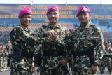Komandan Korps Marinir (Dankormar) Mayor Jenderal TNI (Mar) Suhartono (tengah) bersalam komando bersama Brigadir Jenderal TNI (Mar) Ipung Purwadi (kiri) dan Brigadir Jenderal TNI (Mar) Endi Supardi (kanan) saat serah terima jabatan Komandan Pasmar 2 dan Komandan Kolatmar di Bhumi Marinir Karangpilang, Surabaya, Jawa Timur, Jumat (15/2/2019). Brigadir Jenderal TNI (Mar) Ipung Purwadi resmi menjabat sebagai Komandan Pasmar 2 menggantikan Brigadir Jenderal TNI (Mar) Endi Supardi dan Kolonel (Mar) Suliono menjabat sebagai Komandan Kolatmar menggantikan Kolonel (Mar) Sarjito. Antara Jatim/Didik Suhartono/ZK.