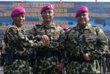 Komandan Korps Marinir (Dankormar) Mayor Jenderal TNI (Mar) Suhartono (tengah) bersalam komando bersama Kolonel (Mar) Suliono  (kiri) dan Kolonel (Mar) Sarjito (kanan) saat serah terima jabatan Komandan Pasmar 2 dan Komandan Kolatmar di Bhumi Marinir Karangpilang, Surabaya, Jawa Timur, Jumat (15/2/2019). Brigadir Jenderal TNI (Mar) Ipung Purwadi resmi menjabat sebagai Komandan Pasmar 2 menggantikan Brigadir Jenderal TNI (Mar) Endi Supardi dan Kolonel (Mar) Suliono menjabat sebagai Komandan Kolatmar menggantikan Kolonel (Mar) Sarjito. Antara Jatim/Didik Suhartono/ZK.