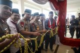 SILATURAHMI KAMTIBMAS JELANG PEMILU. Kapolri Jenderal Pol Tito Karnavian (keempat kiri) bersama Kapolda Jabar Irjen Pol Agung Budi Maryoto (ketiga kiri), Gubernur Jawa Barat Ridwan Kamil (kanan), mantan Kapolda Jabar M Iriawan (kiri) dan mantan Kapolda Jabar Anton Charliyan (kedua kiri) memotong pita sebagai tanda diresmikannya Masjid Al-Amman seusai silaturahmi Kamtibmas di Mapolda Jabar, Bandung, Jawa Barat, Jumat (15/2/2019). Silaturahmi Kamtibmas yang dihadiri oleh tokoh masyarakat dan ulama se-Jawa Barat ini dilakukan dalam rangka silaturahmi jelang pilpres dan pileg pada 17 April mendatang, sekaligus peresmian Masjid Al Amman. ANTARA JABAR/Raisan Al Farisi/agr.