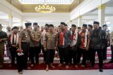 Kapolri Jenderal Pol Tito Karnavian (tengah) bersama Kapolda Jabar Irjen Pol Agung Budi Maryoto (keempat kiri), Gubernur Jawa Barat Ridwan Kamil (keempat kanan), mantan Kapolda Jabar M Iriawan (ketiga kiri) dan mantan Kapolda Jabar Anton Charliyan (kelima kiri) meninjau Masjid Al-Amman seusai silaturahmi Kamtibmas di Mapolda Jabar, Bandung, Jawa Barat, Jumat (15/2/2019). Silaturahmi Kamtibmas yang dihadiri oleh tokoh masyarakat dan ulama se-Jawa Barat ini dilakukan dalam rangka silaturahmi jelang pilpres dan pileg pada 17 April mendatang, sekaligus peresmian Masjid Al Amman. ANTARA JABAR/Raisan Al Farisi/agr.