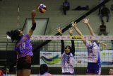 Pebola voli putri Jakarta BNI 46, Kacharaporn (kiri) melakukan smes yang berusaha ditahan pebola voli putri Jakarta Pertamina Energi,  Yolana Betha (tengah) dan Anna Stepaniuk (kanan) dalam pertandingan Final Four Proliga 2019 di GOR Ken Arok, Malang, Jawa Timur, Jumat (15/2/2019). Jakarta Pertamina Energi putri mengalahkan Jakarta BNI 46 putri dengan skor 3-1 (25-16, 25-15, 23-25, 25-10). Antara Jatim/Ari Bowo Sucipto/ZK.