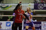 Pebola voli putri Jakarta Pertamina Energi,  Yulis Indahyani (kiri) dan Anna Stepaniuk (kanan) melakukan selebrasi usai mengalahkan tim putri Jakarta BNI 46 dalam pertandingan Final Four Proliga 2019 di GOR Ken Arok, Malang, Jawa Timur, Jumat (15/2/2019). Jakarta Pertamina Energi putri mengalahkan Jakarta BNI 46 putri dengan skor 3-1 (25-16, 25-15, 23-25, 25-10). Antara Jatim/Ari Bowo Sucipto/ZK.