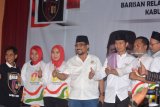 Ketua Tim Kampanye Daerah Jawa Timur Capres-Cawapres nomor urut 01 Jokowi-Ma'ruf Amin Irjen Pol (Purn) Machfud Arifin (tengah), bersama relawan menghadiri Deklarasi Brigade 01 di Gedung GOW Jember, Jawa Timur, Sabtu (16/2/2019). Lebih dari 7 ribu orang Barisan Relawan Penggerak Desa (Brigade) 01 di Jember mendeklarasikan diri untuk mendukung dan memenangkan Jokowi-Ma'ruf Amin. Antara Jatim/Seno/ZK.