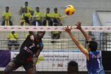 Pebola voli putra  Jakarta BNI 46, Osmel Camejo Durruthy (kiri) melakukan smes yang berusaha ditahan pebola voli Palembang Bank Sumsel Babel, I Made Adhi Suartama (kanan) dalam pertandingan Final Four Proliga 2019 di GOR Ken Arok, Malang, Jawa Timur, Sabtu (16/2/2019). Tim voli putra Jakarta BNI 46 mengalahkan Palembang Bank Sumsel Babel dengan skor 3-1 (33-31, 21-25, 25-15, 25-18). Antara Jatim/Ari Bowo Sucipto/ZK.