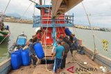 Petugas Pengawasan Sumber Daya Kelautan dan Perikanan (PSDKP) Aceh memindahkan ikan hiu dari kapal ikan Malaysia yang ditangkap terkait kasus ilegal fishing saat pemusnahan barang bukti di Banda Aceh, Sabtu (16/2/2019). Pemusnahan barang bukti sebanyak 350 kilogram ikan berupa cumi cumi, hiu, pari dan ikan kerisi hasil tangkapan kapal ikan Malaysia dengan nomor lambung KHF 1980 dan KHF 2598 tersebut karena mengandung bahan pengawet kimia berbahaya, sedangkan sembilan ABKnya warga Thailand masih dalam proses penyidikan. (Antara Aceh/Ampelsa)