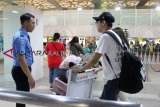 Sejumlah penumpang pesawat memasuki ruang keberangkatan Bandara Supadio, Kabupaten Kubu Raya, Kalbar, Sabtu (16/2/2019). Akibat cuaca buruk, pesawat Lion Air JT-174 rute Jakarta-Pontianak berpenumpang 182 orang tersebut tergelincir sesaat setelah mendarat di landasan bandara hingga mengakibatkan pesawat keluar dari landasan Bandara Supadio pada Sabtu (16/2/2019) siang. ANTARA FOTO/Jessica Helena Wuysang