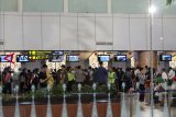 Sejumlah penumpang pesawat berada di ruang keberangkatan Bandara Supadio, Kabupaten Kubu Raya, Kalbar, Sabtu (16/2/2019). Akibat cuaca buruk, pesawat Lion Air JT-174 rute Jakarta-Pontianak berpenumpang 182 orang tersebut tergelincir sesaat setelah mendarat di landasan bandara hingga mengakibatkan pesawat keluar dari landasan Bandara Supadio pada Sabtu (16/2/2019) siang. ANTARA FOTO/Jessica Helena Wuysang