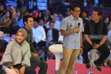 Pengusaha Sadiaga Uno (kedua kanan) bersama Co-Founder PT. Baba Rafi Indonesia Hendy Setiono (kanan), CEO Indonesia Medical Gamal Albinsaid (kedua kiri) dan Co-Faounder Meccanism Tasya Nur Medina (kiri) menceritakan pengalamannya saat digelar Surabaya Young Entrepreneur Summit  (YES) 2019 di Surabaya, Jawa Timur, Sabtu (16/2/2019). Kegiatan yang mengangkat tema 'Arah baru ekonomi Indonesia' tersebut rencananya digelar di enam kota di Indonesia dan Surabaya menjadi kota penyelengaraan yang pertama dengan harapan menjadi sarana berbagi bagi para peserta untuk menjadi pengusaha.   Antara Jatim/Zabur Karuru