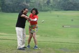 General Manager Taman Dayu Golf Club & Resort Ina Silas (kanan) membimbing seorang jurnalis saat media gathering di Taman Dayu Golf, Pasuruan, Jawa Timur, Minggu (17/2/2019). Kegiatan tersebut dalam rangka memperkenalkan permainan golf kepada wartawan sekaligus ajang silahtuhrahmi. Antara Jatim/Zabur Karuru