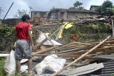 BENCANA LONGSOR DI BOGOR. Anak keluarga korban longsor melihat kondisi rumahnya di RT 02/05 Kampung Ciapus Permeha, Desa Sukamakmur, Kecamatan Ciomas, Kabupaten Bogor, Jawa Barat, Sabtu (16/2/2019). Hujan deras yang terus mengguyur wilayah Desa Sukamakmur pada Jum'at (15/2/2019) malam menyebabkan pondasi Tembok Pembatas Tebing (TPT) setinggi lima meter ambruk dan menimpa rumah dibawahnya sehingga empat warga tewas yang merupakan satu keluarga dan lima warga lainnya luka-luka dibawa ke rumah sakit. ANTARA JABAR/Arif Firmansyah/agr.