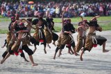 Penari warok tampil saat Gebyar 2019 Jathil di Ponorogo, Jawa Timur, Minggu (17/2/2019). Gebyar 2019 Jathil yang digelar dalam rangka menuju Tahun Wisata 2019 tersebut memecahkan rekor MURI dengan jumlah penari Jathil terbanyak yakni 2.062 penari. Antara Jatim/Zabur Karuru