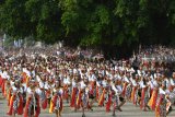 Penari Jathil menampilkan Tari Jathilan saat Gebyar 2019 Jathil di Ponorogo, Jawa Timur, Minggu (17/2/2019). Gebyar 2019 Jathil yang digelar dalam rangka menuju Tahun Wisata 2019 tersebut memecahkan rekor MURI dengan jumlah penari Jathil terbanyak yakni 2.062 penari. Antara Jatim/Zabur Karuru