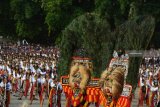 Reog Ponorogo tampil saat Gebyar 2019 Jathil di Ponorogo, Jawa Timur, Minggu (17/2/2019). Gebyar 2019 Jathil yang digelar dalam rangka menuju Tahun Wisata 2019 tersebut memecahkan rekor MURI dengan jumlah penari Jathil terbanyak yakni 2.062 penari. Antara Jatim/Zabur Karuru