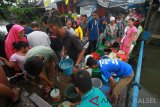 Sejumlah warga mengantri air bersih di pasar batuah, Banjarmasin, Kalimantan Selatan, Minggu (17/2/2019).Dua hari terakhir kota Banjarmasin krisis air bersih akibat bocornya pipa air baku intake Sungai Tabuk ke Instalasi Pengolahan Air (IPA) yang berdiameter 1200 milimeter milik PDAM Bandarmasih. Foto Antaranews Kalsel/Bayu Pratama S.