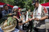 Kapolda Jabar Irjen Pol Agung Budi Maryoto (kanan) bersama Pangdam III Siliwangi Mayjen TNI Tri Soewandono (tengah) didampingi Pimpinan Ponpes Al Fath KH Fajar Laksana (kedua kiri) berdoa bersama saat kunjungan kerja di Ponpes Zikir Al Fath, Sukabumi, Jawa Barat, Sabtu (16/2/2019). Dalam kunjungannya ke Sukabumi, selain berkunjung ke Ponpes Al Fath, Kapolda Jabar bersama Pangdam III Siliwangi mengunjungi Kampung Adat Kasepuhan Sinarresmi serta memberikan bantuan ke sejumlah nelayan di Pelabuhan Ratu. ANTARA JABAR/Nurul Ramadhan/agr. 