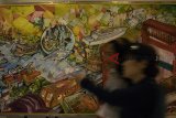 PAMERAN LUKISAN DUO ASEP. Pengunjung melihat karya lukisan yang dipajang pada Pameran Lukisan Duo Asep di Hotel Savoy Homann, Bandung, Jawa Barat, Jumat (15/2/2019). Lukisan karya Asep Berlian dan Asep Chaerulloh yang tergabung dalam Paguyuban Asep Dunia tersebut berjudul Experiences Lines and Colors Decorative Duo Asep Around The World Back To Art Deco yang mengangkat tentang berbagai kehidupan di tengah hiruk pikuk kota dari berbagai negara. ANTARA JABAR/Novrian Arbi/agr.