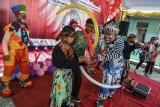 Anggota Komunitas Badut Galeri Tasikmalaya (BGT) dan anak disabilitas tampil pada acara Pentas Kreativitas Anak Disabilitas di Sekolah Luar Biasa (SLB) Yayasan Bahagia, Kota Tasikmalaya, Jawa Barat, Sabtu (16/2/2019).  Pentas Kreativitas penyandang anak disabilitas yang digelar oleh Komunitas BGT untuk mengajak kepada anak berkebutuhan khusus untuk menanamkan rasa percaya diri serta mendorong mereka agar memiliki keterampilan supaya bisa mandiri. ANTARA JABAR/Adeng Bustomi/agr.