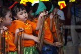 Anak TK bermain musik angklung saat pentas seni dan budaya pelajar Santo Bernardus di sebuah pusat perbelanjaan di Kota Madiun, Jawa Timur, Sabtu (16/2/2019). Kegiatan yang diikuti pelajar SD dan SMP serta anak TK Santo Bernardus dimaksudkan untuk mengembangkan potensi anak sejak dini. Antara Jatim/Siswowidodo/ZK.