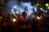 Sejumlah anak mengikuti pawai obor di Lio Genteng, Bandung, Jawa Barat, Sabtu (16/2/2019). Pawai obor yang diikuti puluhan anak beserta warga tersebut dilakukan dalam rangka memperingati hari lahir almarhumah Inggit Garnasih ke-131. ANTARA JABAR/Raisan Al Farisi/agr.