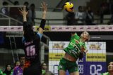 Pebola voli putri Jakarta PGN Popsivo Polwan, Yeliz Basa (kanan) melakukan smes yang berusaha ditahan pebola voli putri Jakarta BNI 46, Hani Budiarti (kiri) dalam pertandingan Final Four Proliga 2019 di GOR Ken Arok, Malang, Jawa Timur, Sabtu (16/2/2019). Jakarta PGN Popsivo Polwan mengalahkan Jakarta BNI 46 dengan skor 3-1 (25-22, 21-25, 25-16, 25-10). Antara Jatim/Ari Bowo Sucipto/ZK.