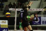 Pebola voli putri Jakarta PGN Popsivo Polwan, Yeliz Basa (kanan) melakukan smes yang berusaha ditahan pebola voli putri Jakarta BNI 46, Lindsay Stalzer (kiri) dalam pertandingan Final Four Proliga 2019 di GOR Ken Arok, Malang, Jawa Timur, Sabtu (16/2/2019). Jakarta PGN Popsivo Polwan mengalahkan Jakarta BNI 46 dengan skor 3-1 (25-22, 21-25, 25-16, 25-10). Antara Jatim/Ari Bowo Sucipto/ZK.