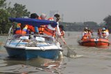 Gubernur Jawa Timur Khofifah Indar Parawansa (keempat kiri) menjaring sampah popok saat melakukan aksi bersih-bersih di Daerah Aliran Sungai (DAS) Brantas di Surabaya, Jawa Timur, Minggu (17/2/2019). Aksi bersih-bersih sungai tersebut merupakan Program Adopsi Sungai Brantas yang bertujuan untuk membebaskan sungai dari sampah popok, sampah rumah tangga dan mengembalikan fungsi sungai serta menjaga ketersediaan air bersih. Antara Jatim/Moch Asim/ZK.