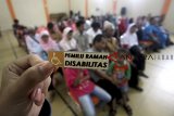 Penyandang disabilitas mengikuti sosialisasi Pemilu tahun 2019 di Kantor KPU, Cibinong, Bogor, Jawa Barat, Sabtu (16/2/2019). Acara sosialisasi bagi penyandang disabilitas  yang digagas oleh KPU Kabupaten Bogor dan diikuti oleh puluhan peserta itu guna mengenalkan teknis Pemilu 2019 bagi penyandang disabilitas. ANTARA JABAR/Yulius Satria Wijaya/agr. 