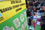 Relawan memperagakan penggunaan Bahasa Isyarat Indonesia (Bisindo) di Kota Kediri, Jawa Timur, Minggu (17/2/2019). Pembelajaran secara gratis yang diselenggarakan Gerakan Untuk Kesejahteraan Tuna Rungu Indonesia (Gerkatin) tersebut guna mensosialisasikan pemakaian bahasa isyarat sekaligus mengajak masyarakat luas untuk tidak mendiskriminasi penyandang disabilitas. Antara Jatim/Prasetia Fauzani/ZK.