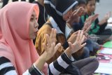 Relawan memperagakan penggunaan Bahasa Isyarat Indonesia (Bisindo) di Kota Kediri, Jawa Timur, Minggu (17/2/2019). Pembelajaran secara gratis yang diselenggarakan Gerakan Untuk Kesejahteraan Tuna Rungu Indonesia (Gerkatin) tersebut guna mensosialisasikan pemakaian bahasa isyarat sekaligus mengajak masyarakat luas untuk tidak mendiskriminasi penyandang disabilitas. Antara Jatim/Prasetia Fauzani/ZK.