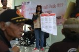 Relawan Demokrasi memperlihatkan contoh surat suara saat sosialisasi penyelenggaraan Pemilu 2019 di hadapan sejumlah anggota Komunitas Sepeda Tua Indonesia (Kosti) di Kediri, Jawa Timur, Minggu (17/02/2019). Relawan Demokrasi bentukan Komisi Pemilihan Umum (KPU) daerah setempat, bertugas secara aktif menyosialisasikan pemilu guna meningkatkan partisipasi masyarakat menggunakan hak pilih pada 17 April mendatang. Antara Jatim/Prasetia Fauzani/ZK.