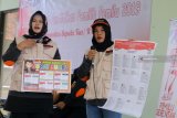 Relawan Demokrasi memperlihatkan contoh surat suara saat sosialisasi penyelenggaraan Pemilu 2019 di hadapan sejumlah anggota Komunitas Sepeda Tua Indonesia (Kosti) di Kediri, Jawa Timur, Minggu (17/02/2019). Relawan Demokrasi bentukan Komisi Pemilihan Umum (KPU) daerah setempat, bertugas secara aktif menyosialisasikan pemilu guna meningkatkan partisipasi masyarakat menggunakan hak pilih pada 17 April mendatang. Antara Jatim/Prasetia Fauzani/ZK.