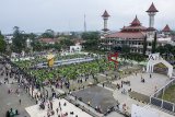 Pengunjung memadati kawasan wisata Alun-alun Kota Cianjur, Jawa Barat, Minggu (17/2/2019). Alun-alun Kota Cianjur yang telah diresmikan oleh Presiden Jokowi pada (8/2) lalu tersebut menjadi salah satu wisata favorit masyarakat Cianjur untuk mengisi liburan di akhir pekan. ANTARA JABAR/Nurul Ramadhan/agr.