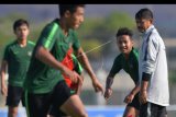 Pelatih Timnas U-22 Indra Sjafri (kanan) mengarahkan para pemain dalam latihan menjelang pertandingan Sepak Bola AFF U-22 di lapangan AUPP Sport Club, Phnom Penh, Kamboja, Minggu (17/2/2019). Timnas U-22 akan menghadapi lawan pertamanya tim Myanmar di Grup B pada 18 Pebruari. ANTARA FOTO/Nyoman Budhiana/fik/19