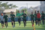 Pemain Timnas U-22 melakukan pemanasan dalam latihan menjelang pertandingan Sepak Bola AFF U-22 di lapangan AUPP Sport Club, Phnom Penh, Kamboja, Minggu (17/2/2019). Timnas U-22 akan menghadapi lawan pertamanya tim Myanmar di Grup B pada 18 Pebruari. ANTARA FOTO/Nyoman Budhiana/fik/19