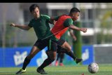 Pemain Timnas U-22 Lutfi Kamal Baharsyah (kanan) berebut bola dengan rekannya Rafi Syarahil (kiri) dalam latihan menjelang pertandingan Sepak Bola AFF U-22 di lapangan AUPP Sport Club, Phnom Penh, Kamboja, Minggu (17/2/2019). Timnas U-22 akan menghadapi lawan pertamanya tim Myanmar di Grup B pada 18 Pebruari. ANTARA FOTO/Nyoman Budhiana/fik/19