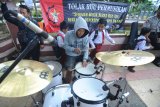 Musisi memainkan alat musik ketika berunjuk rasa menolak RUU tentang Permusikan di depan kantor DPRD Pamekasan, Jawa Timur, Senin (18/2/2019). Mereka menuntut Komisi X DPR RI untuk segera menganulir RUU Permusikan karena dianggap dapat menghambat kreativitas  para musisi . Antara Jatim/Saiful Bahri/ZK.