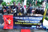 Musisi menyanyikan lagu-lagu Iwan Fals ketika berunjuk rasa menolak RUU tentang Permusikan di depan kantor DPRD Pamekasan, Jawa Timur, Senin (18/2/2019). Mereka menuntut Komisi X DPR RI untuk segera menganulir RUU Permusikan karena dianggap dapat menghambat kreativitas  para musisi . Antara Jatim/Saiful Bahri/ZK.