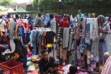 Sejumlah orang berjalan di antara penjual barang di kawasan Car Free Day (FCD) di Kota Madiun, Jawa Timur, Minggu (17/2/2019). Kawasan CFD yang semula diperuntukkan bagi warga yang ingin menikmati suasana tanpa kendaraan bermotor, saat ini dipadati para pedagang yang menjual berbagai macam barang, sehingga cukup mengganggu sebagian pengunjung. Antara Jatim/Siswowidodo/ZK.