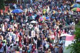 Sejumlah orang berjalan di antara penjual barang di kawasan Car Free Day (FCD) di Kota Madiun, Jawa Timur, Minggu (17/2/2019). Kawasan CFD yang semula diperuntukkan bagi warga yang ingin menikmati suasana tanpa kendaraan bermotor, saat ini dipadati para pedagang yang menjual berbagai macam barang, sehingga cukup mengganggu sebagian pengunjung. Antara Jatim/Siswowidodo/ZK.