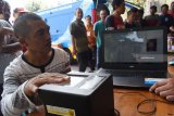 Warga binaan Lembaga Pemasyarakatan (Lapas) antre menjalani pengecekan data kependudukan di Lapas Madiun, Jawa Timur, Minggu (17/2/2019). Kegiatan pengecekan data yang dilakukan petugas Dinas Kependudukan dan Pencatatan Sipil Kota Madiun tersebut untuk memastikan seluruh warga binaan Lapas memiliki Nomor Induk Kependudukan (NIK) guna menyukseskan Pemilu 2019, dan bagi yang belum memiliki NIK, akan dilakukan perekaman data. Antara Jatim/Siswowidodo/ZK.