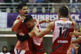 Pebola voli putra Surabaya Bhayangkara Samator  melakukan selebrasi usai mengalahkan Palembang Bank Sumsel Babel dalam pertandingan Final Four Proliga 2019 di GOR Ken Arok, Malang, Jawa Timur, Minggu (17/2/2019). Surabaya Bhayangkara Samator  berhak lolos ke Grand Final setelah mengalahkan Palembang Bank Sumsel Babel dengan skor 3-0 (25-21, 25-20, 25-23). Antara Jatim/Ari Bowo Sucipto/ZK.