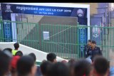 Polisi Kamboja mengawasi penonton saat dimulainya pertandingan Grup A Sepak Bola AFF U-22 di Stadion Nasional Phnom Penh, Kamboja, Minggu (17/2/2019). Kejuaraan Piala AFF U-22 diikuti delapan negara termasuk Indonesia yang berlangsung 17-26 Februari 2019 di Kamboja. ANTARA FOTO/Nyoman Budhiana/fik/19