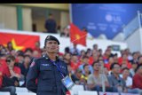 Polisi Kamboja berjaga di depan penonton saat dimulainya pertandingan Grup A Sepak Bola AFF U-22 di Stadion Nasional Phnom Penh, Kamboja, Minggu (17/2/2019). Kejuaraan Piala AFF U-22 diikuti delapan negara termasuk Indonesia yang berlangsung 17-26 Februari 2019 di Kamboja. ANTARA FOTO/Nyoman Budhiana/fik/19