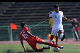 Pemain Timnas U-22 Osvaldo Haay (kanan) dihadang pemain Myanmar Soe Moe Kyaw dalam pertandingan Grub B Piala AFF U-22 di Stadion Nasional Olimpiade Phnom Penh, Kamboja, Senin (18/2/2019). Pertandingan berakhir imbang dengan skor 1-1. ANTARA FOTO/Nyoman Budhiana/fik/19