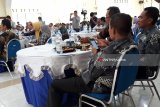 Wali Kota Kediri Abdullah Abu Bakar saat membuka pencanangan musrenbang kelurahan se-Kota Kediri di Gedung Serbaguna Pabrik Gula Pesantren Baru Kediri, Jawa Timur, Selasa (19/2). Wali Kota Kediri mengingatkan agar musrenbang harus sesuai dengan rencana pembangunan jangka menengah daerah (RPJMD) Kota Kediri, sehingga capaian-capaian pembangunan di Kota Kediri arahnya akan semakin bagus. Antara Jatim/Asmaul Chusna/ZK.