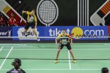 Pebulutangkis ganda putri dari tim Jaya Raya Apriyani Rahayu (kiri) melakukan smash saat bertanding melawan tim ganda putri dari tiket.com champion klaten dalam laga penyisihan Djarum Superliga Badminton 2019 di Sasana Budaya Ganesha (Sabuga), Bandung, Jawa Barat, Senin (18/2/2019). Pertandingan tersebut dimenangkan oleh ganda putri dari tim Jaya Raya, Greysia Polii dan Apriyani Rahayu dengan skor 17-21, 22-20, 21-12. ANTARA JABAR/Raisan Al Farisi/agr. 