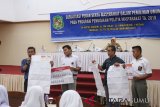 Anggota KPU Kota Medan Edy Suhartono (kiri) menunjukan contoh kertas suara saat sosialisasi Pemilu 2019 kepada pelajar dan pemilih pemula, di Medan, Sumatera Utara, Selasa (19/2/2019). Kegiatan yang dihadiri 200 siswa SMA tersebut, dalam rangka meningkatkan partisipasi pemilih pemula pada Pemilu 2019. (Antara Sumut - Ist)