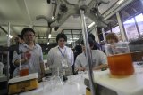 Sejumlah mahasiswa asing dari Taiwan dan Jepang mengikuti praktikum membuat biodiesel dari bahan minyak jelantah di Laboratorium Kimia Organik Fakultas Teknik UKWM, Surabaya, Jawa Timur, Selasa (19/2/2019). Kegiatan yang diikuti 22 orang delegasi asal Jepang dan Taiwan tersebut merupakan program pembelajaran berbasis masalah mengenai pemanfaatan teknologi untuk mengolah limbah menjadi sesuatu yang berguna. Antara Jatim/Moch Asim/ZK.