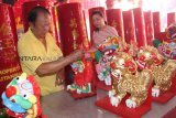 Dua warga Tionghoa menyiapkan Theng Sai atau patung singa barongsai di Vihara Tri Dharma Dwi Dharma Bhakti, Pontianak, Kalbar, Selasa (19/2). Theng Sai berbahan dasar tepung dan gula yang akan disajikan kepada dewa-dewa saat sembahyang Cap Go Meh tersebut diyakini masyarakat Tionghoa sebagai simbol pemberi rejeki dan keturunan. ANTARA FOTO/Jessica Helena Wuysang